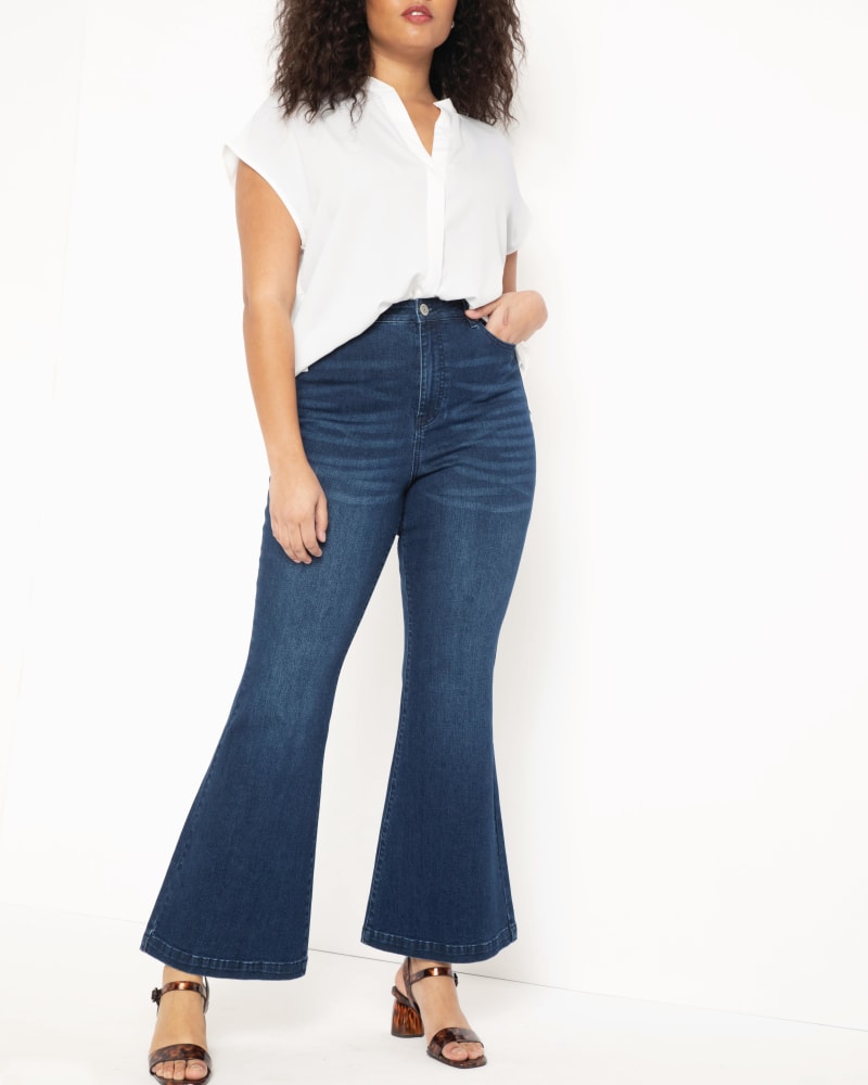 Front of a model wearing a size 14 Nola Notch Collar Blouse in Soft White by ELOQUII. | dia_product_style_image_id:196108